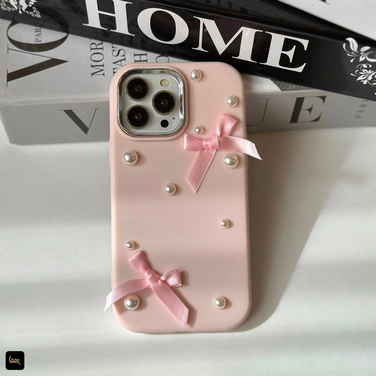 قاب آیفون چُبی پاپیونی Chubby Bowtie با روبان و مروارید برجسته در دو رنگ سفید صدفی و صورتی ملایم