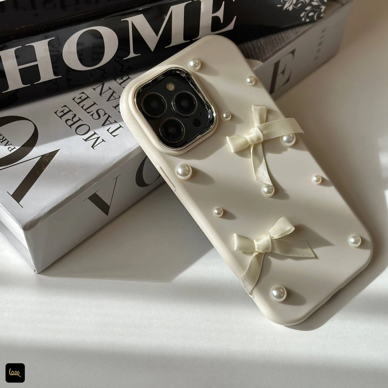قاب آیفون چُبی پاپیونی Chubby Bowtie با روبان و مروارید برجسته در دو رنگ سفید صدفی و صورتی ملایم