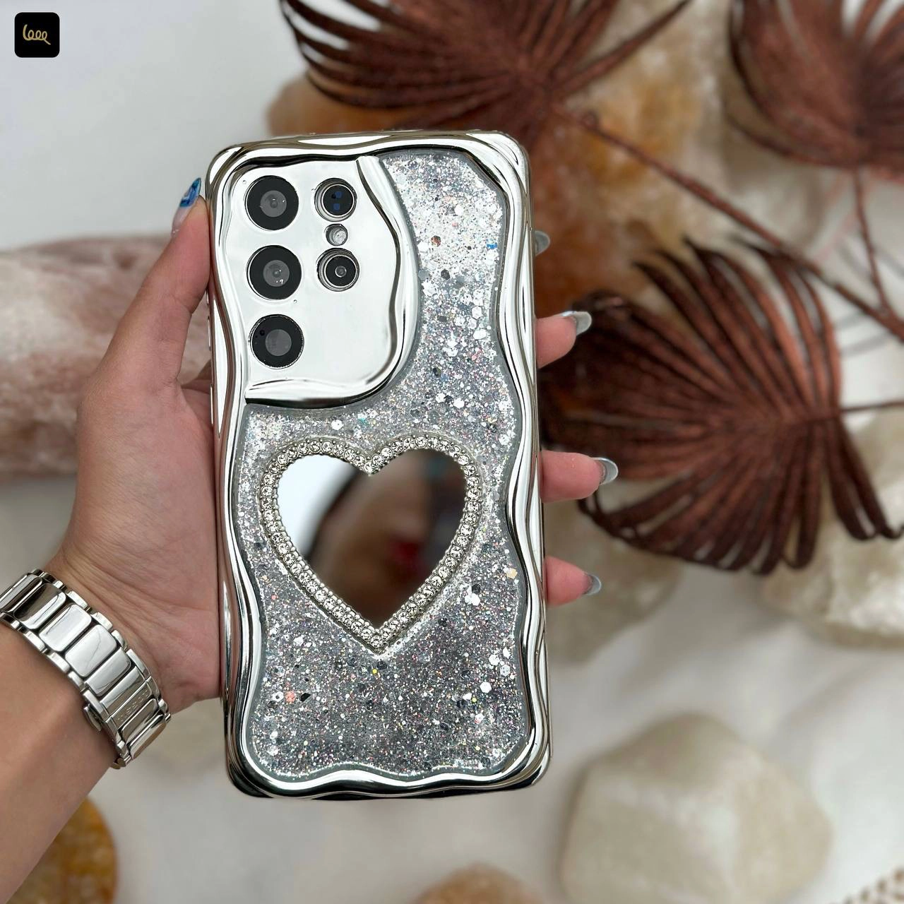 قاب گوشی سامسونگ قلبی گلیتری آینه‌ای با فریم کروم موج‌دار روی گوشی