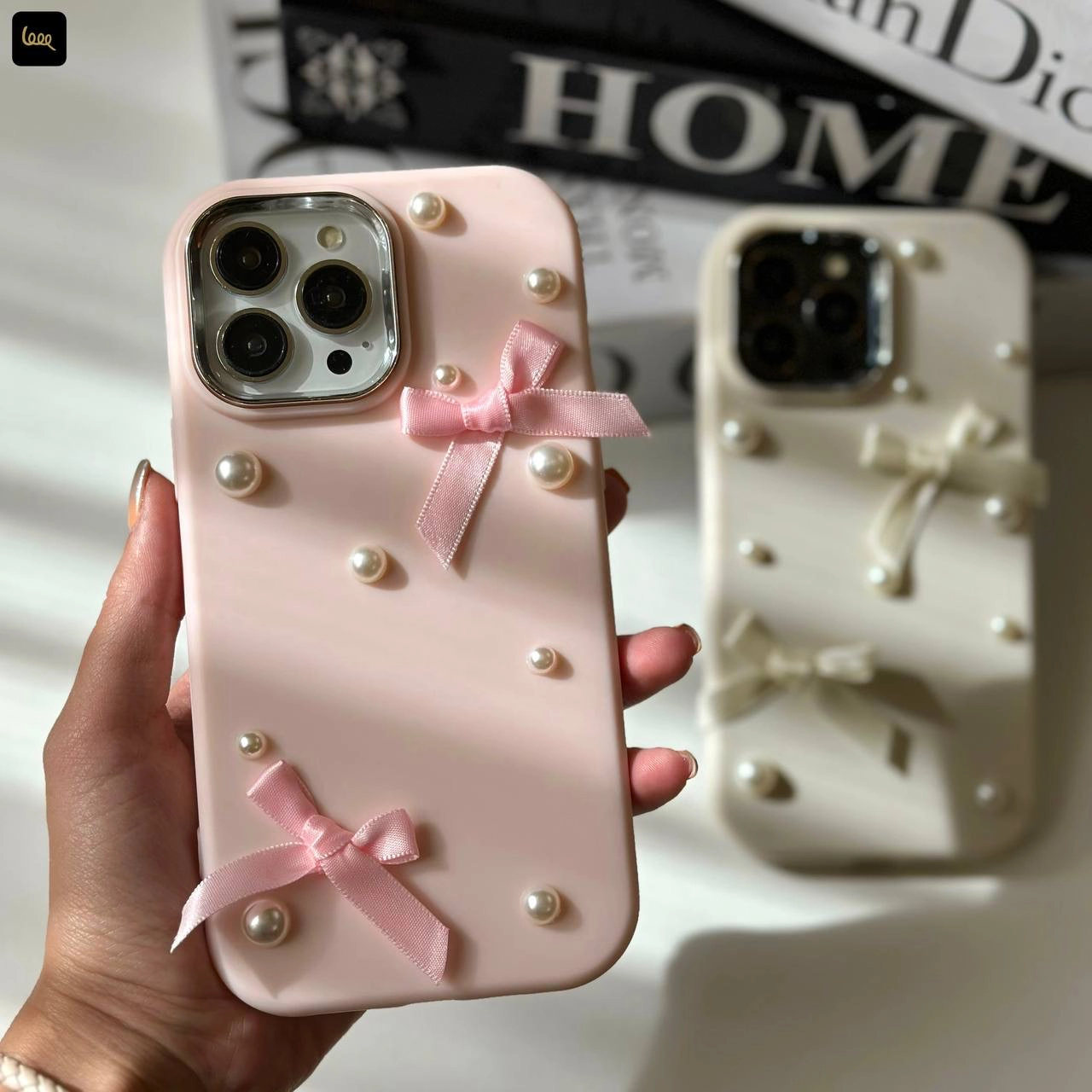 قاب آیفون چُبی پاپیونی Chubby Bowtie با روبان و مروارید برجسته در دو رنگ سفید صدفی و صورتی ملایم