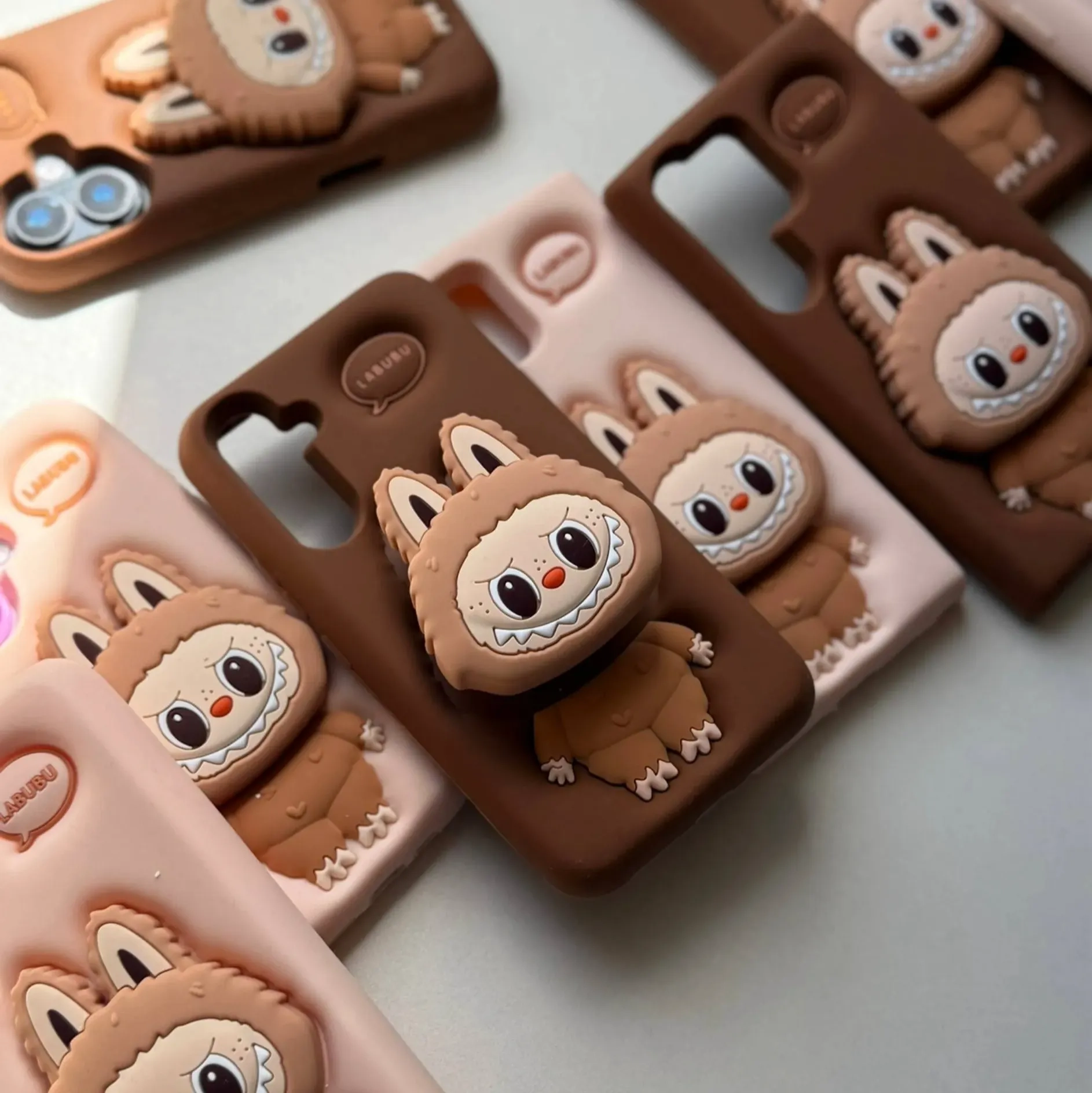 قاب سیلیکونی لبوبو عروسکی پاپ‌سوکت‌دار رنگ موکا و اسپرسو برای گوشی موبایل