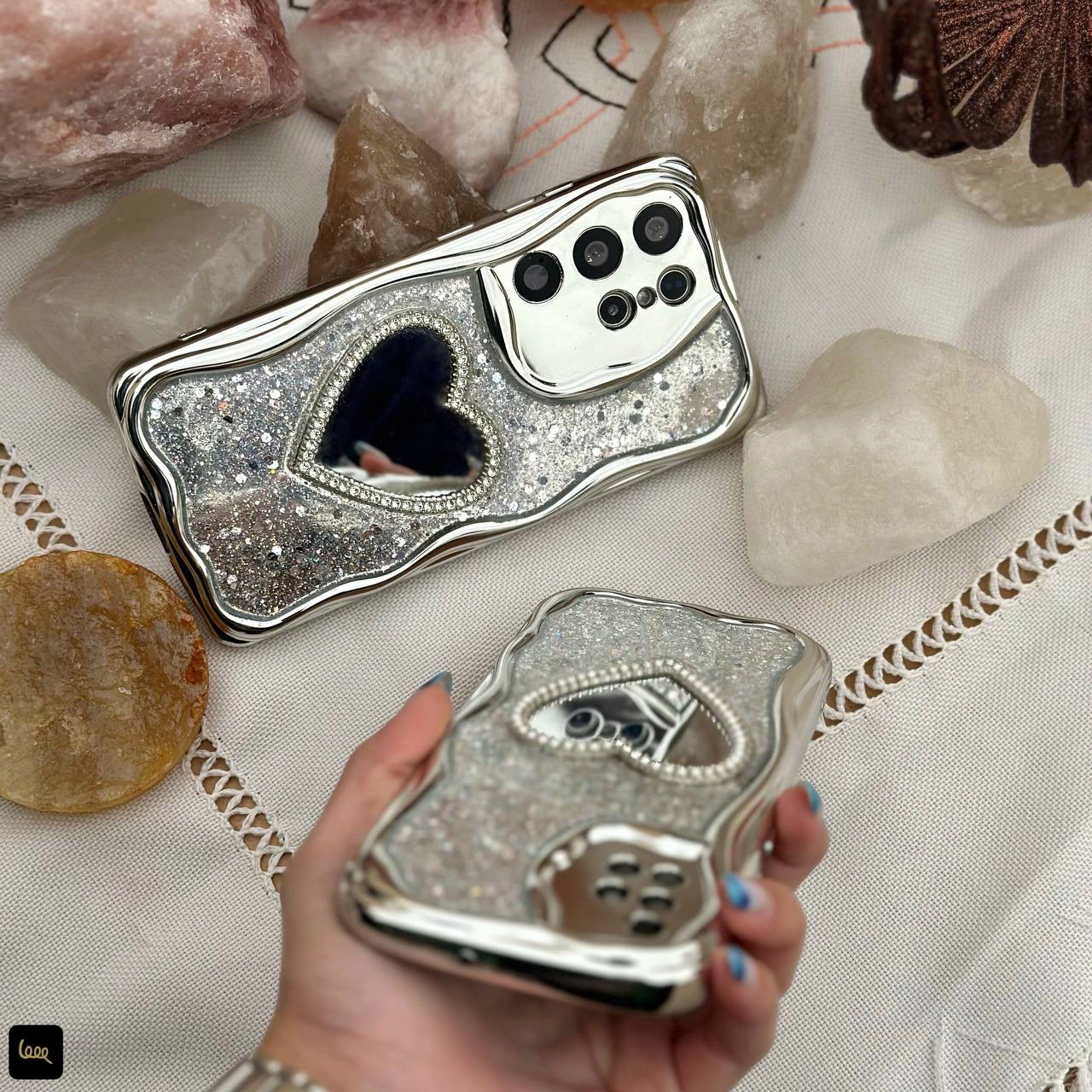 قاب گوشی سامسونگ قلبی گلیتری آینه‌ای با فریم کروم موج‌دار روی گوشی