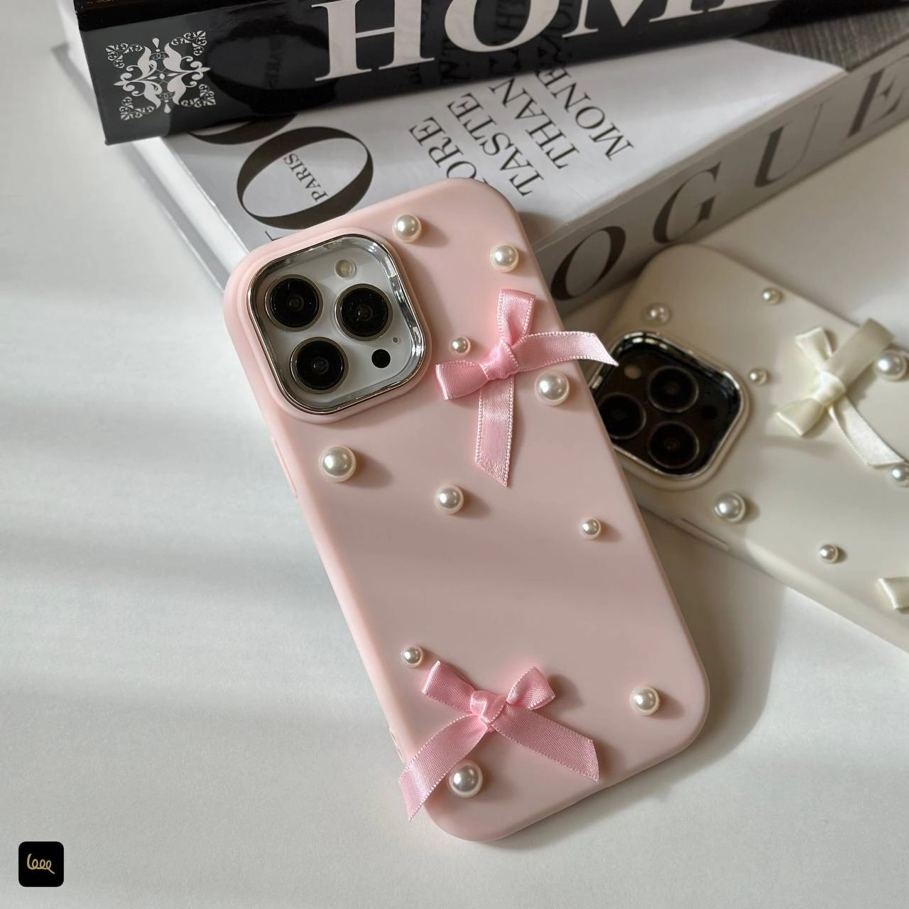 قاب آیفون چُبی پاپیونی Chubby Bowtie با روبان و مروارید برجسته در دو رنگ سفید صدفی و صورتی ملایم