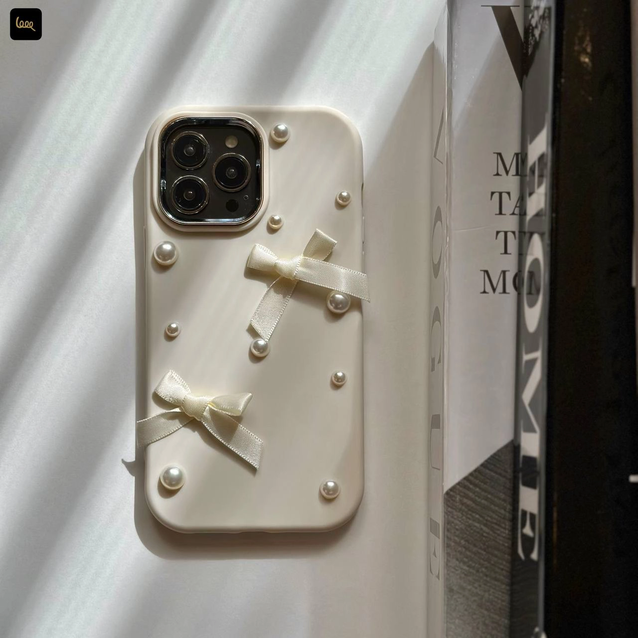 قاب آیفون چُبی پاپیونی Chubby Bowtie با روبان و مروارید برجسته در دو رنگ سفید صدفی و صورتی ملایم