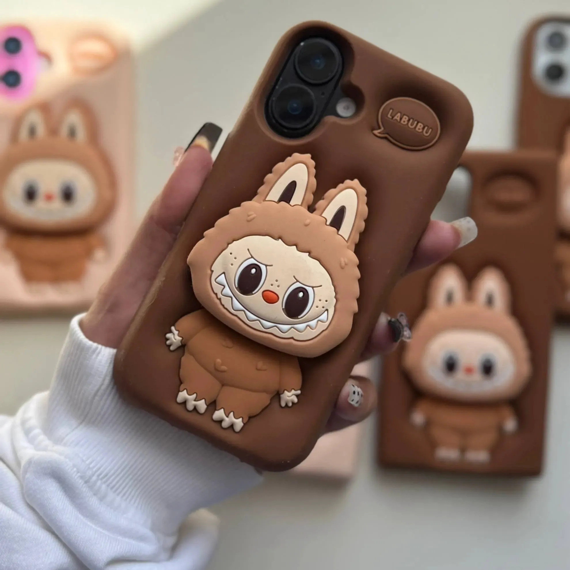 قاب سیلیکونی لبوبو عروسکی پاپ‌سوکت‌دار رنگ موکا و اسپرسو برای گوشی موبایل