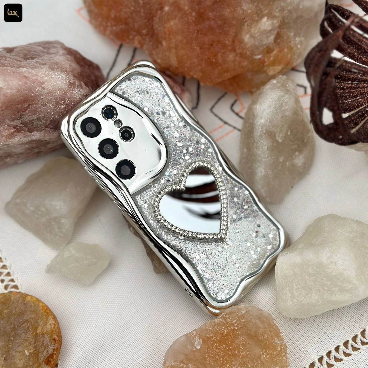 قاب گوشی سامسونگ قلبی گلیتری آینه‌ای با فریم کروم موج‌دار روی گوشی