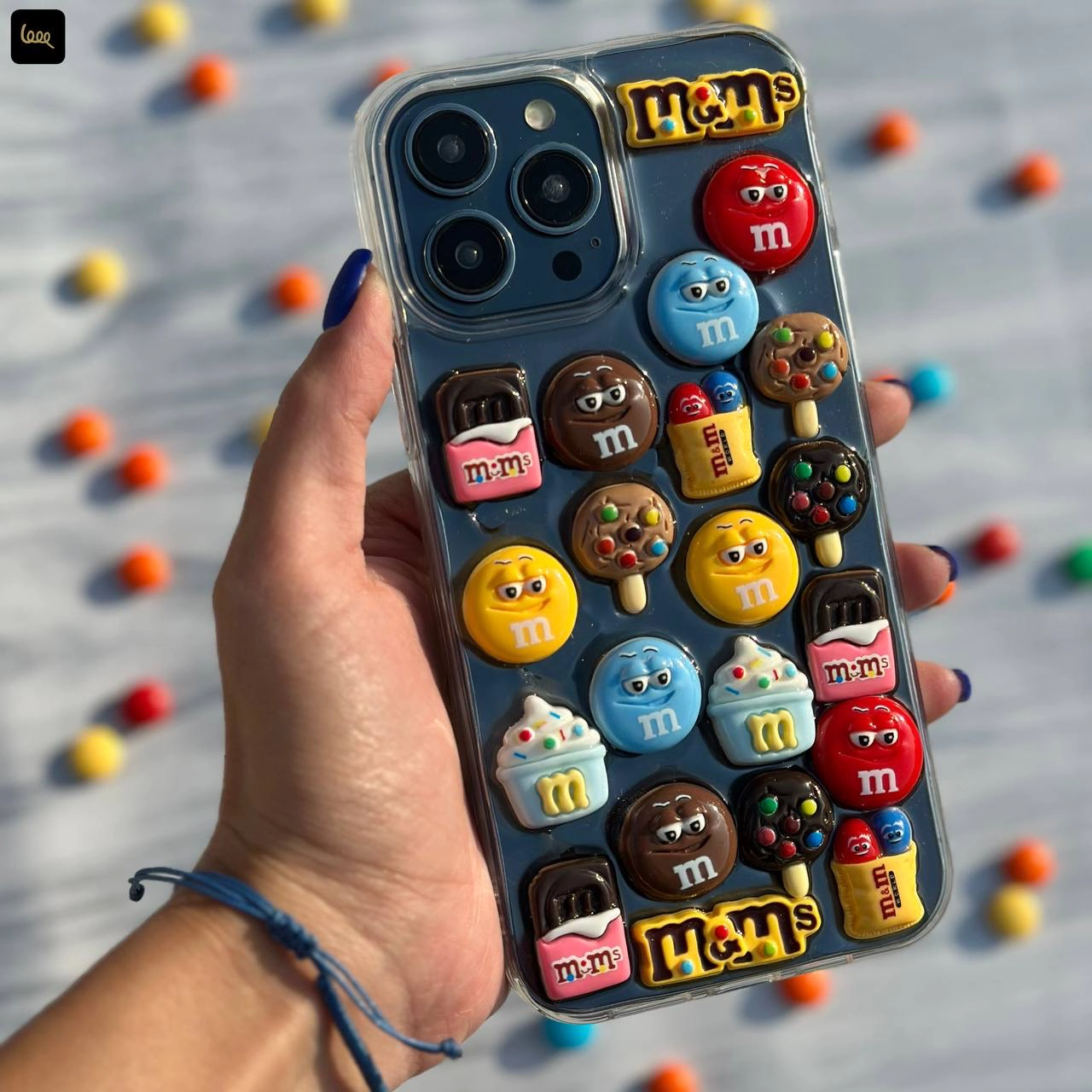 قاب گوشی سه‌بعدی طرح M&M رنگارنگ روی گوشی