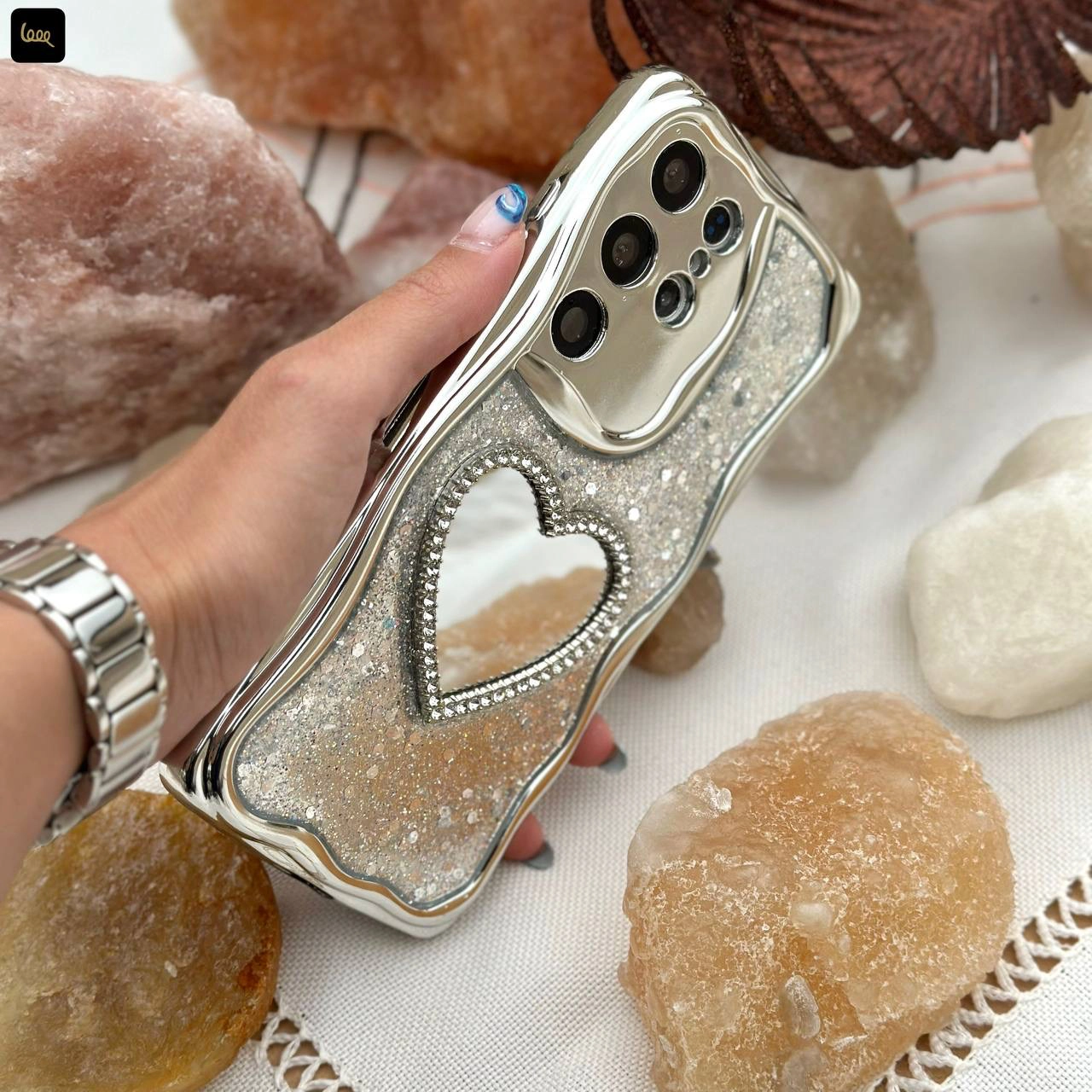 قاب گوشی سامسونگ قلبی گلیتری آینه‌ای با فریم کروم موج‌دار روی گوشی