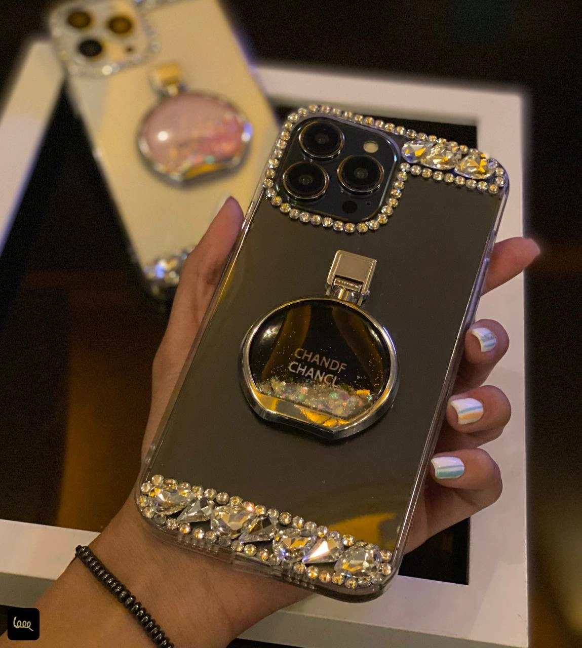قاب گوشی آکواریومی طرح ادکلن شنل با نگین های براق مناسب آیفون