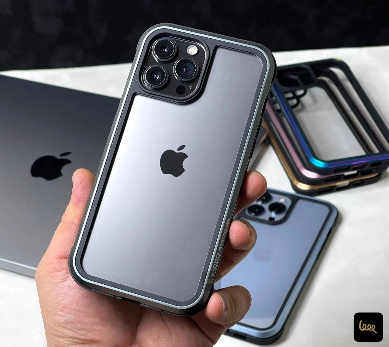 قاب محافظ آیفون K.DOO Ares با بامپر آلومینیومی و پشت شفاف روی آیفون