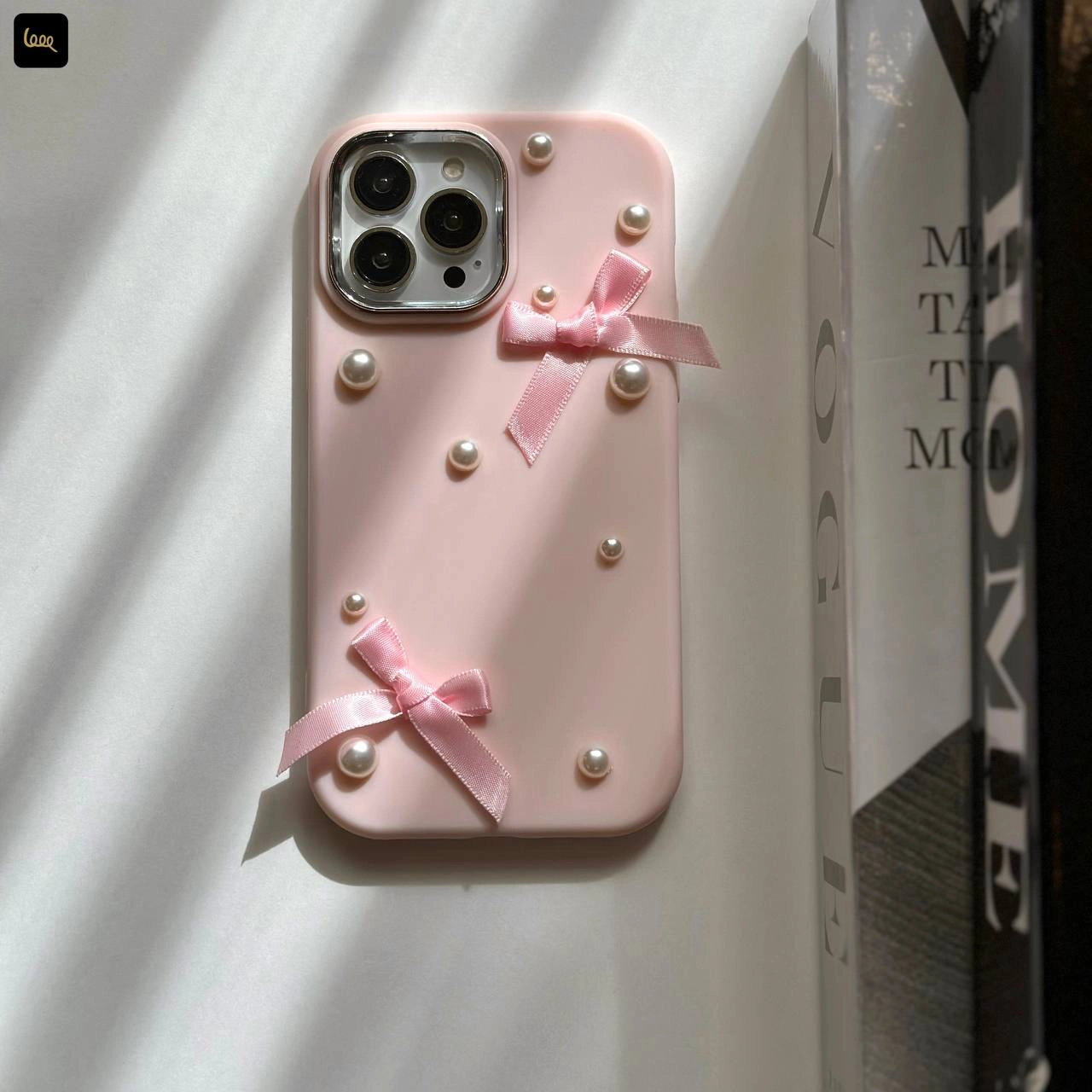 قاب آیفون چُبی پاپیونی Chubby Bowtie با روبان و مروارید برجسته در دو رنگ سفید صدفی و صورتی ملایم