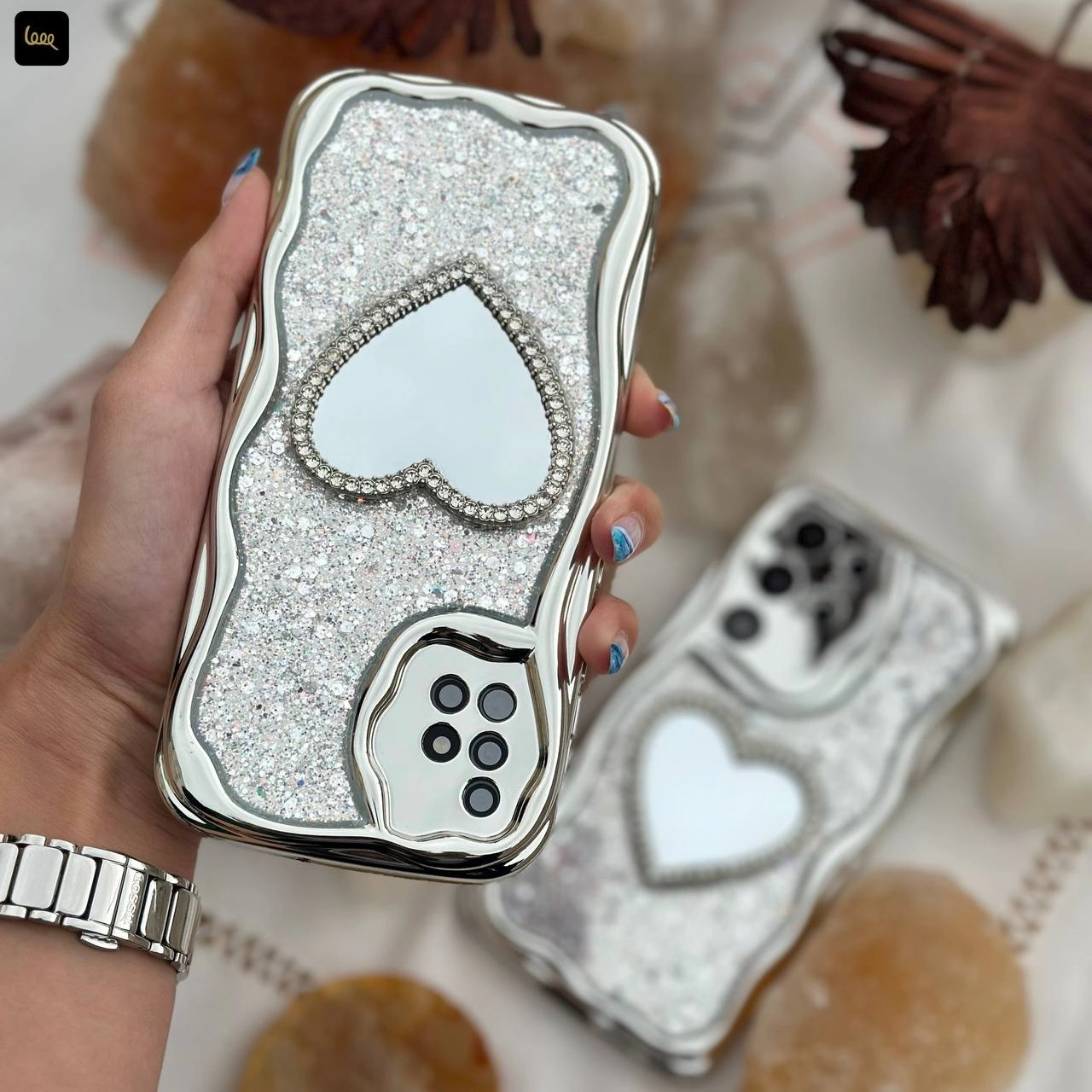 قاب گوشی سامسونگ قلبی گلیتری آینه‌ای با فریم کروم موج‌دار روی گوشی