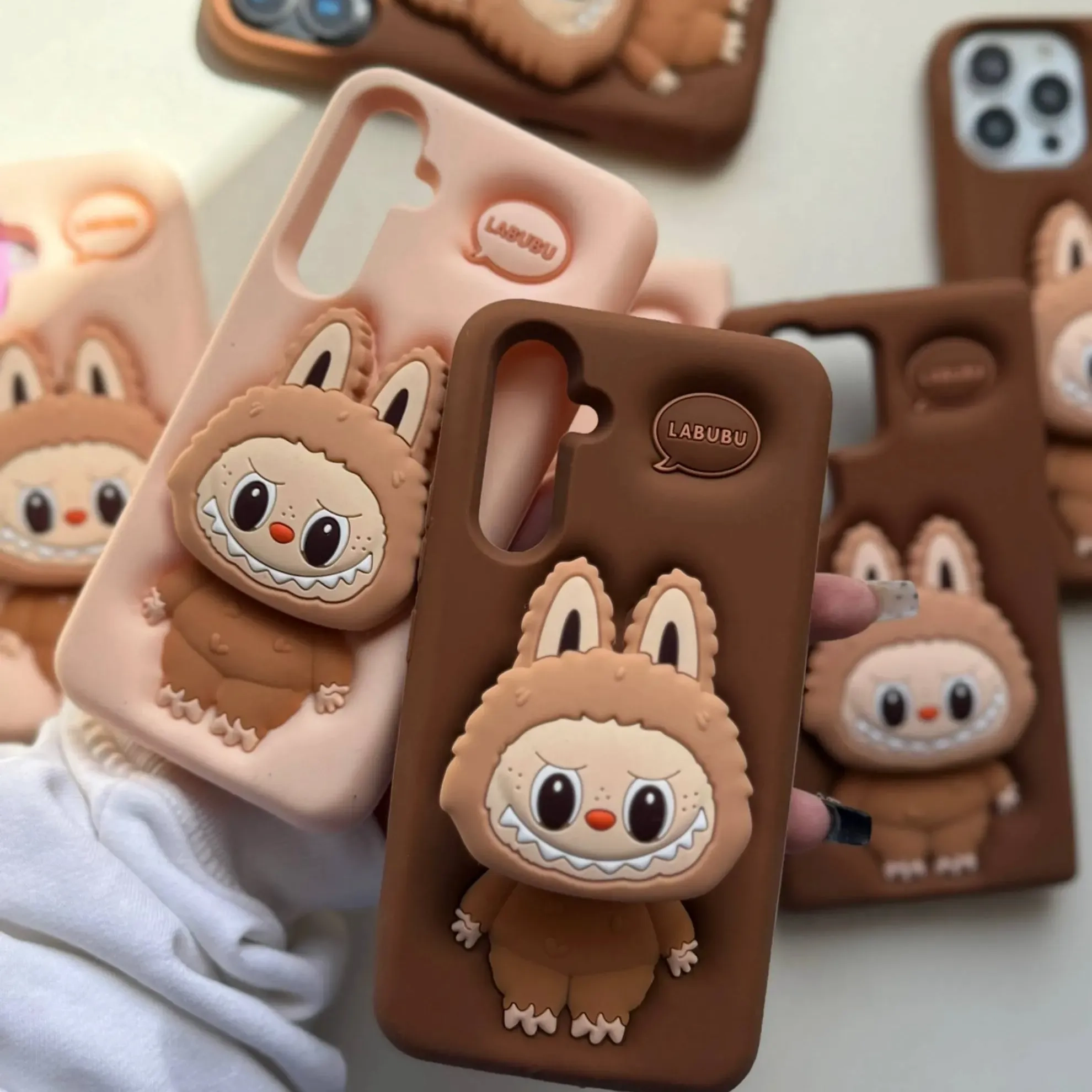 قاب سیلیکونی لبوبو عروسکی پاپ‌سوکت‌دار رنگ موکا و اسپرسو برای گوشی موبایل