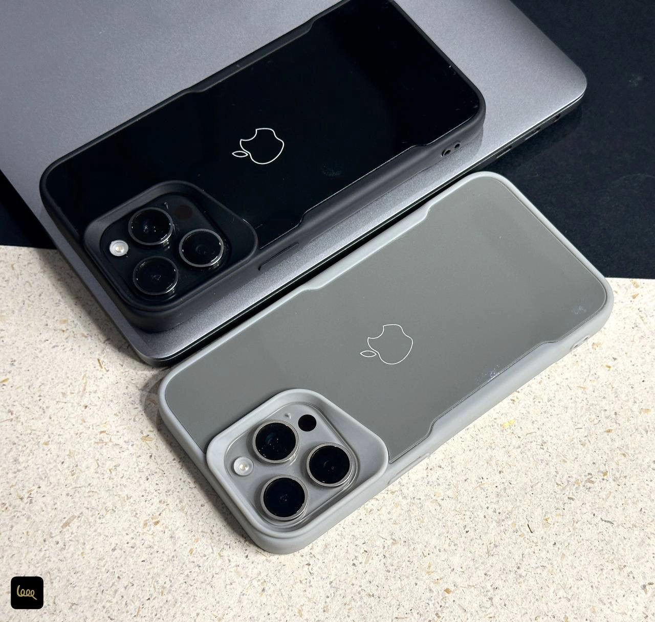 قاب آیفون ونوم گلوسی Venom Glossy با پشت اکریلیک براق و حاشیه TPU منعطف در رنگ مشکی و نچرال تیتانیوم