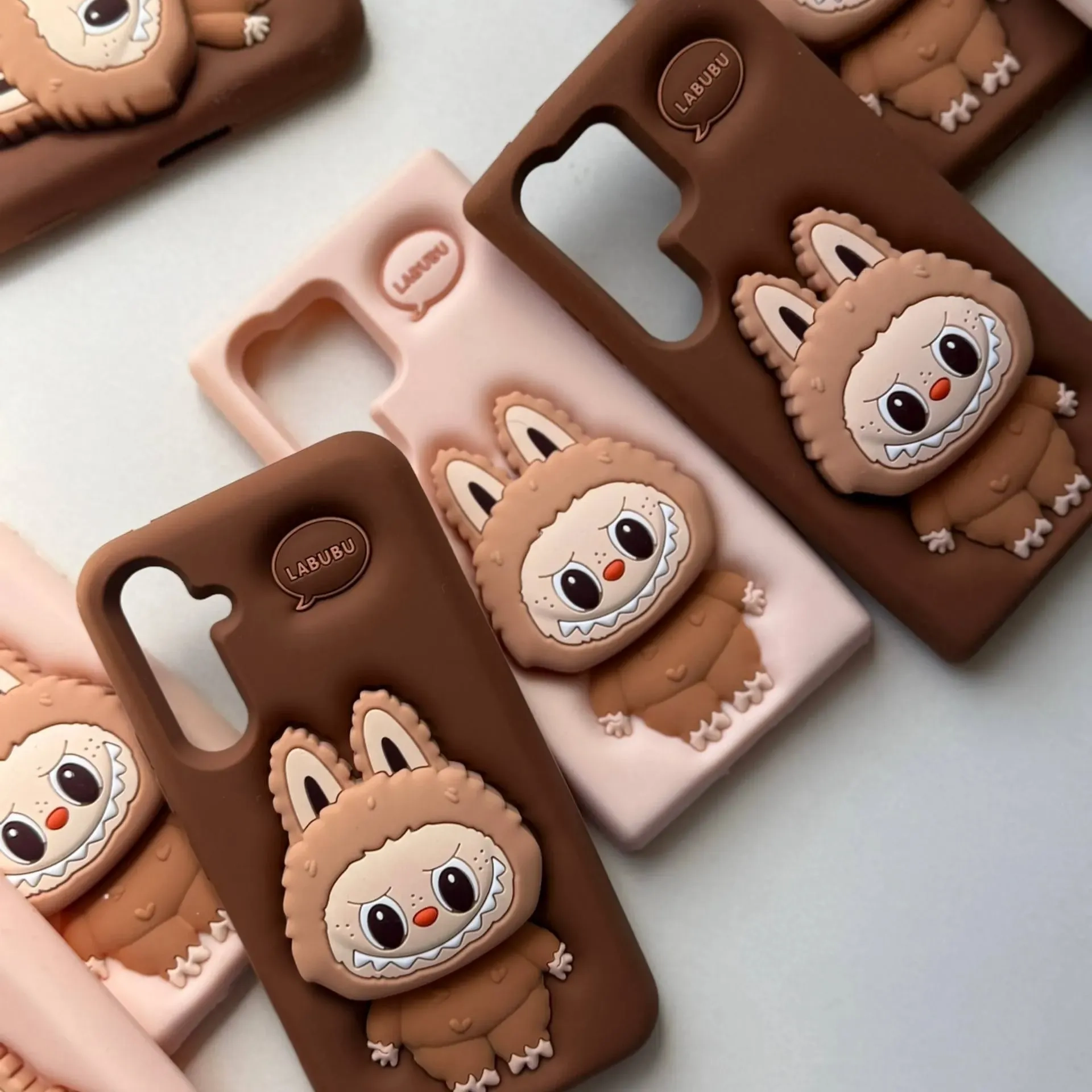 قاب سیلیکونی لبوبو عروسکی پاپ‌سوکت‌دار رنگ موکا و اسپرسو برای گوشی موبایل