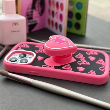قاب آیفون Barbie Love Case سیلیکونی صورتی با زمینه مشکی و پاپ‌آپ قلبی باربی روی بدنه گوشی