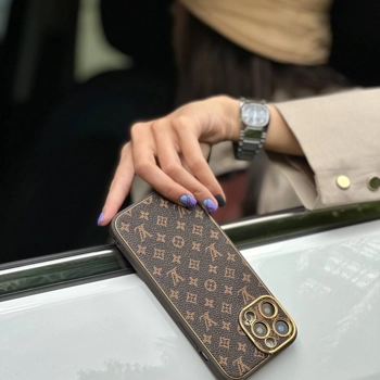قاب آیفون چرمی طرح LV قهوه‌ای با طرح مونوگرام و قاب دور دوربین طلایی