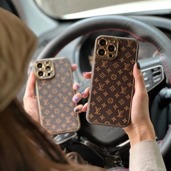 قاب آیفون چرمی طرح LV قهوه‌ای با طرح مونوگرام و قاب دور دوربین طلایی