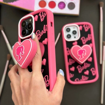 قاب آیفون Barbie Love Case سیلیکونی صورتی با زمینه مشکی و پاپ‌آپ قلبی باربی روی بدنه گوشی