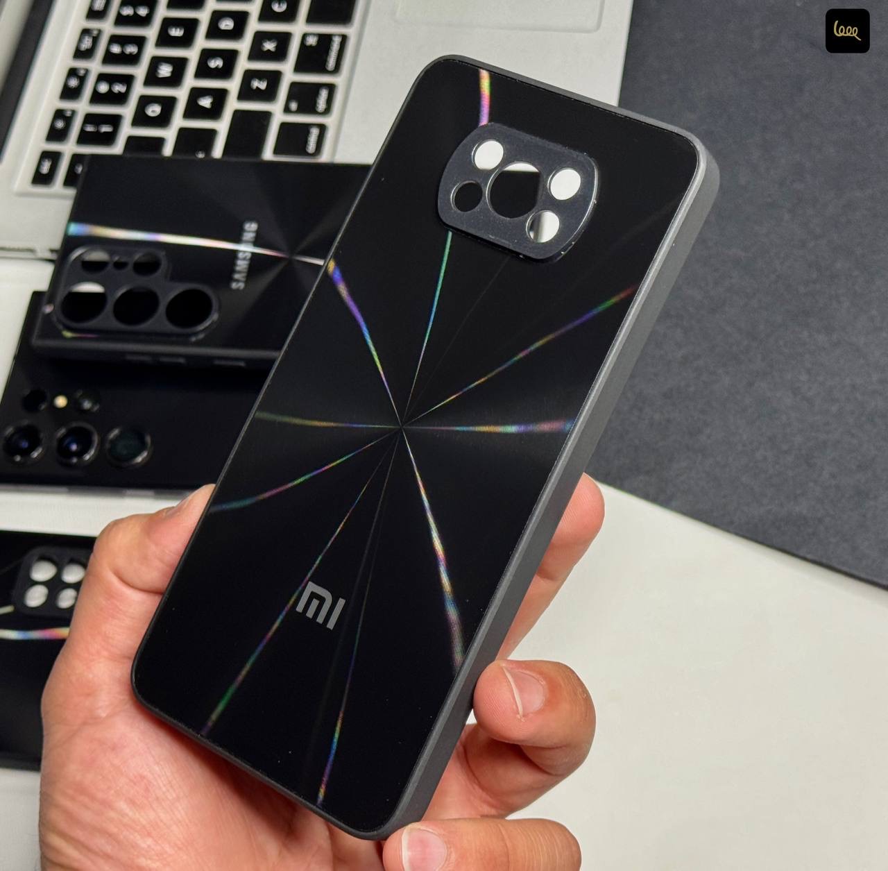 قاب گوشی لیزری مشکی کلاسیک با طرح لیزری روی بدنه و لبه‌های محافظ دوربین برای مدل‌های سامسونگ، شیائومی و آیفون