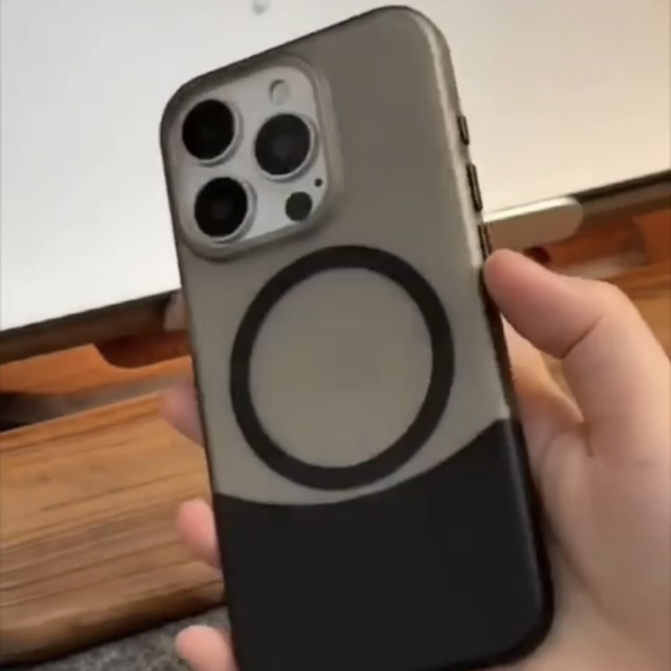 قاب گوشی هیبریدی مات مگ سیف دار Hybrid Matte دودی مشکی با دکمه فلزی مناسب آیفون قاب گوشی هیبریدی مات مگ سیف دار Hybrid Matte دودی مشکی با دکمه فلزی مناسب آیفون