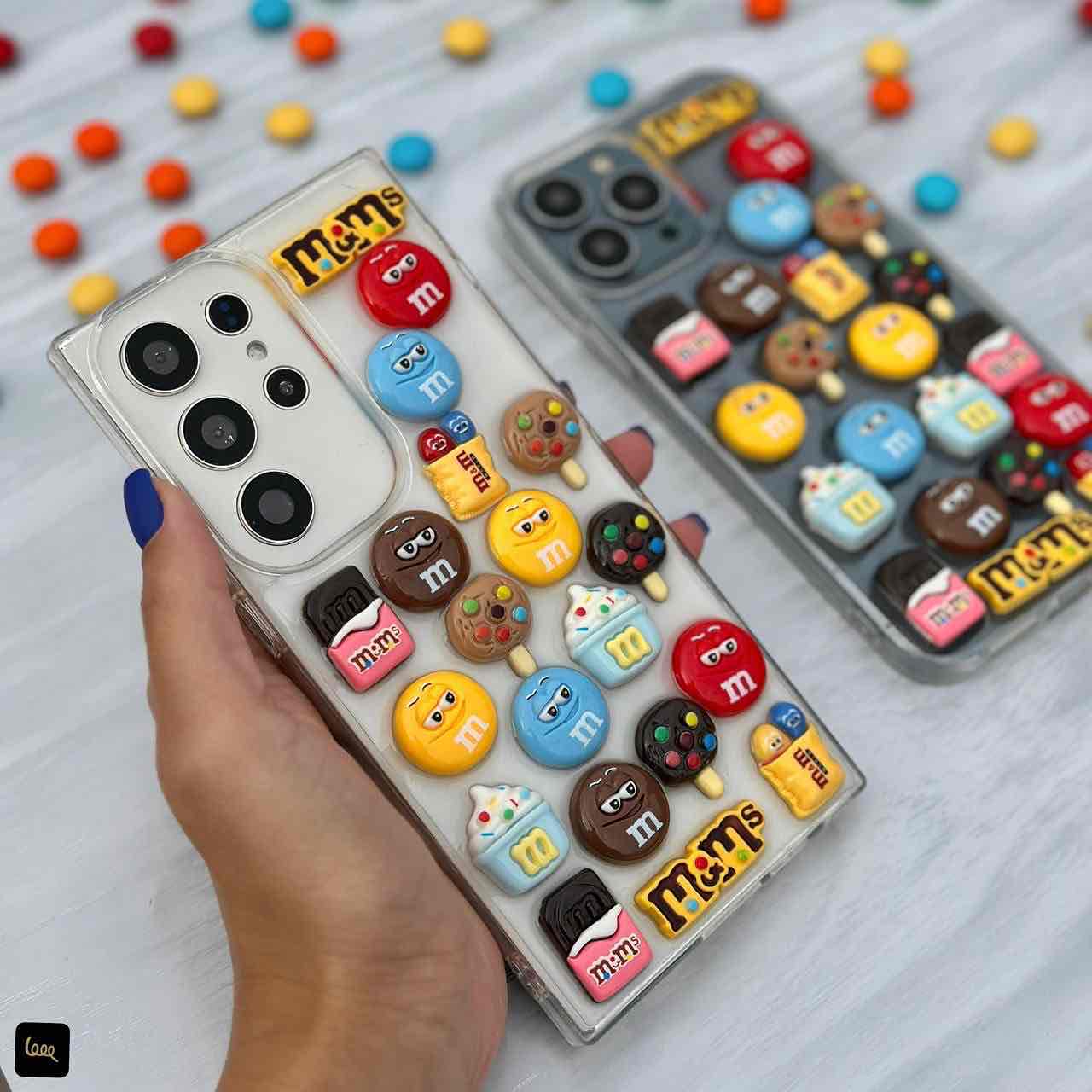 قاب گوشی سه‌بعدی طرح M&M رنگارنگ روی گوشی