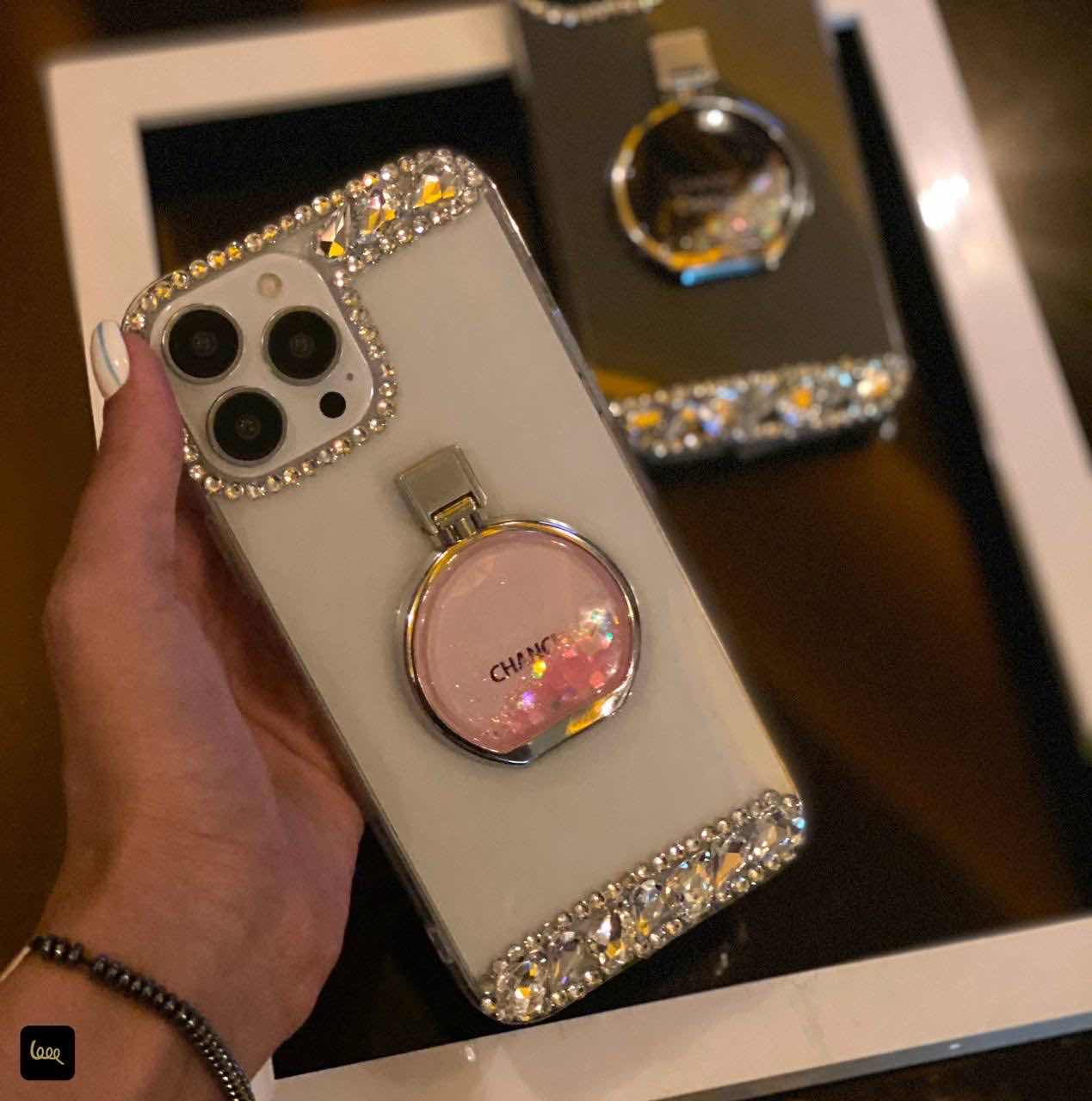 قاب گوشی آکواریومی طرح ادکلن شنل با نگین های براق مناسب آیفون