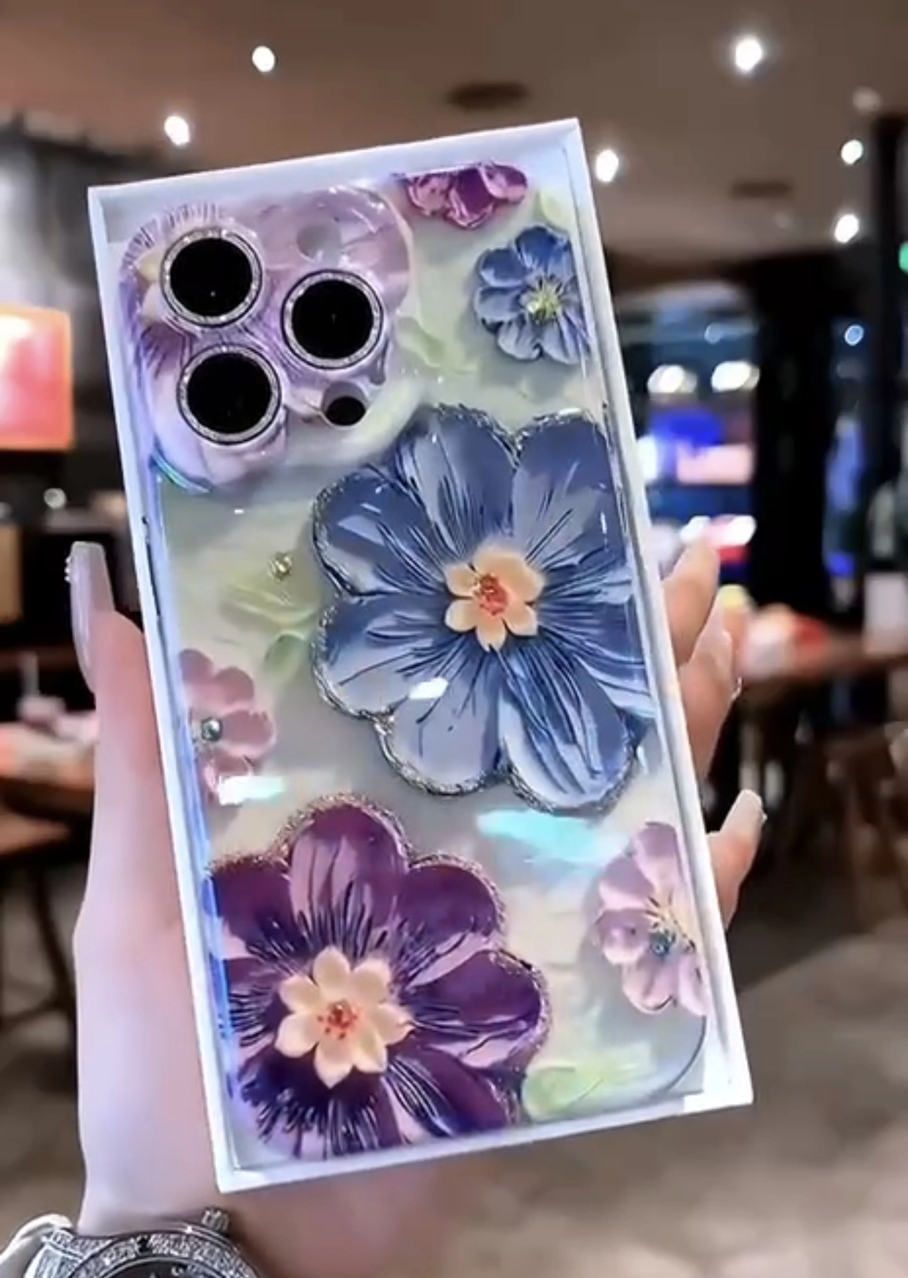 قاب آیفون Spring IMD Flower Case با گلهای برجسته آبی و بنفش روی بدنه براق طرح بهاری قاب آیفون Spring IMD Flower Case با گلهای برجسته آبی و بنفش روی بدنه براق طرح بهاری