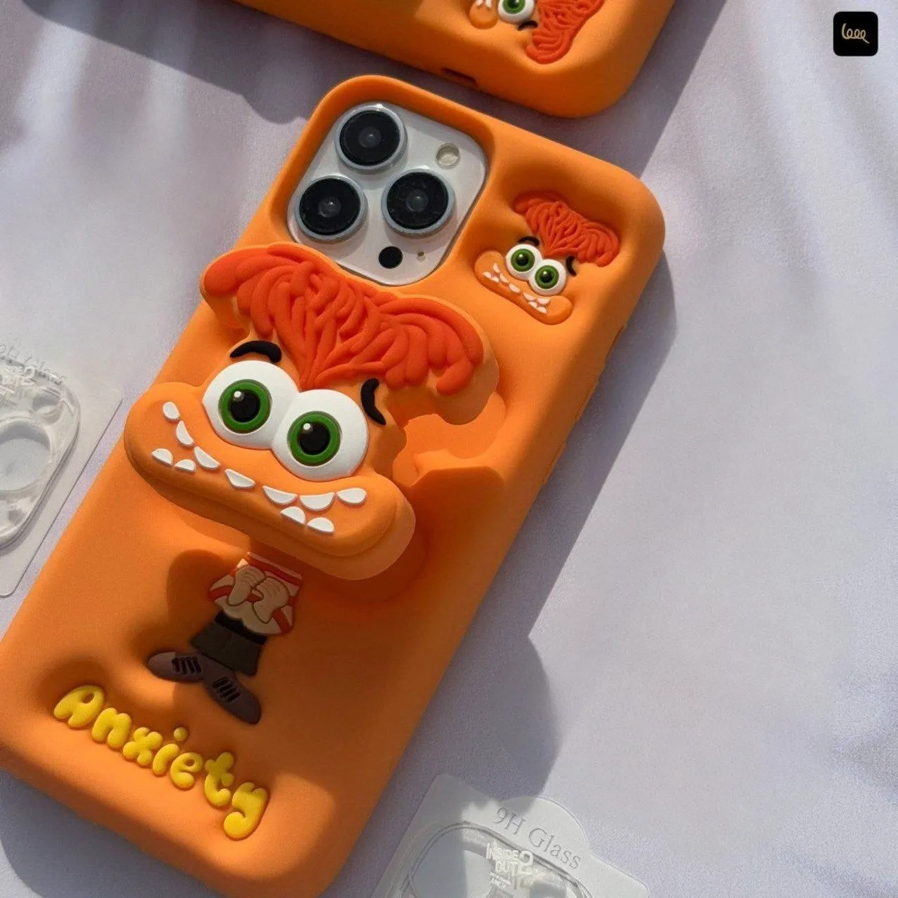 قاب گوشی آیفون سیلیکونی نارنجی طرح عروسکی شخصیت اضطراب با استند قاب گوشی آیفون سیلیکونی نارنجی طرح عروسکی شخصیت اضطراب با استند