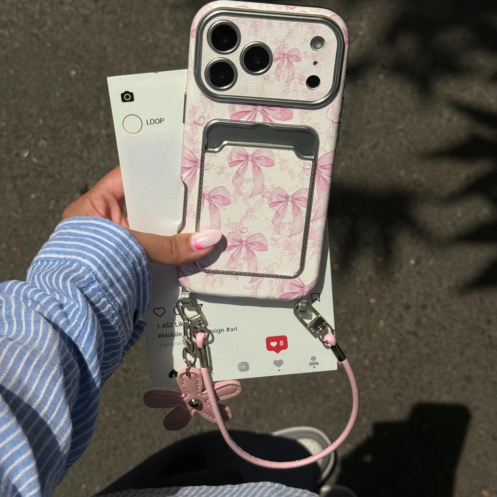 قاب گوشی کلاسیکارد پاپیون روبانی صورتی به همراه آویز و چارم گل (Classic Card Bag + Flower Charm + Pemdant) قاب گوشی کلاسیکارد پاپیون روبانی صورتی به همراه آویز و چارم گل (Classic Card Bag + Flower Charm + Pemdant)