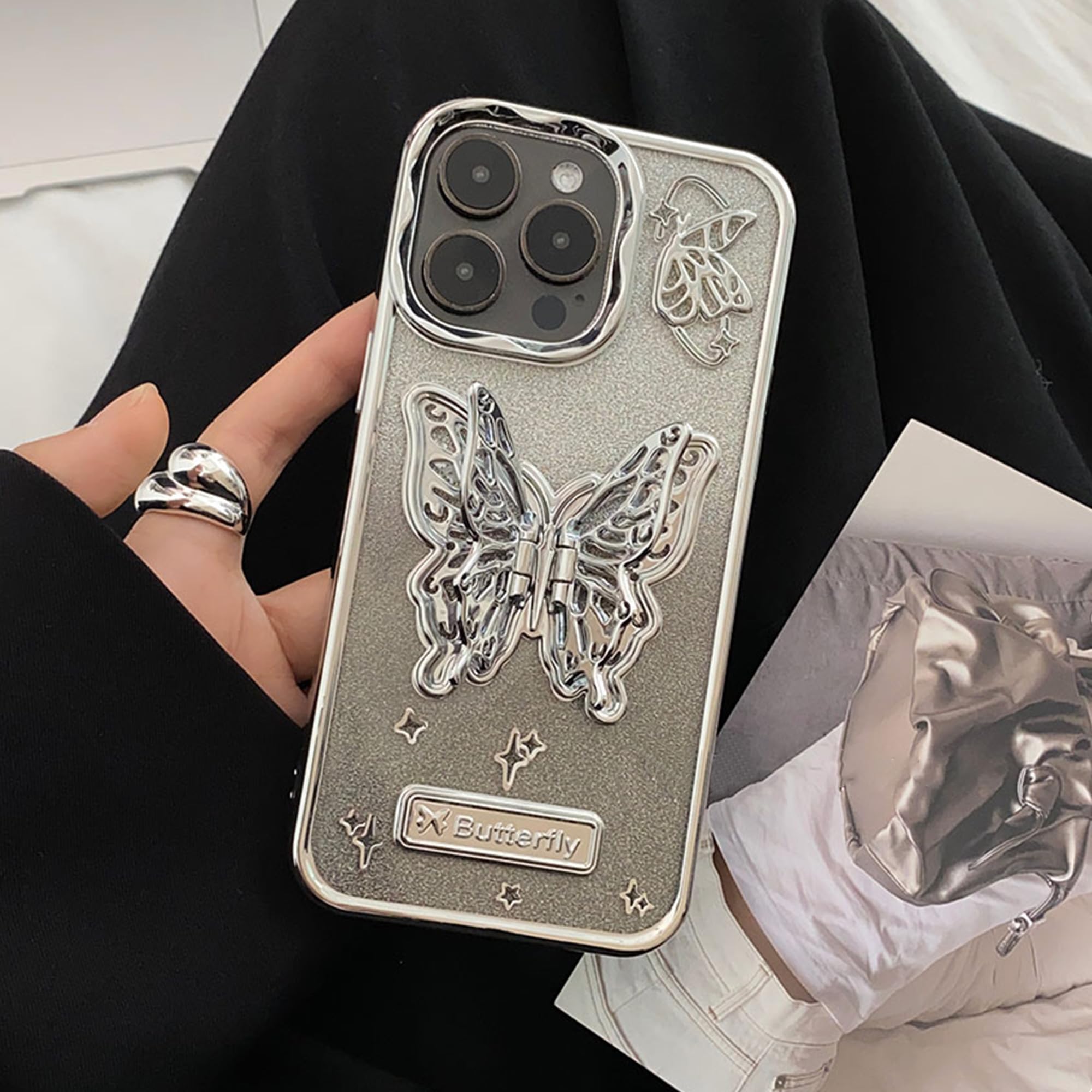 قاب آیفون Butterfly Stand Case متالیک با پروانه فلزی استندی و بالهای متحرک روی زمینه شاین نقرهای قاب آیفون Butterfly Stand Case متالیک با پروانه فلزی استندی و بالهای متحرک روی زمینه شاین نقرهای